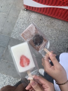 千层雪冰淇淋包装鼓起