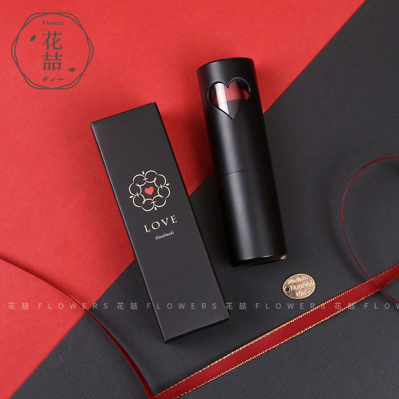 条纹包装的口红